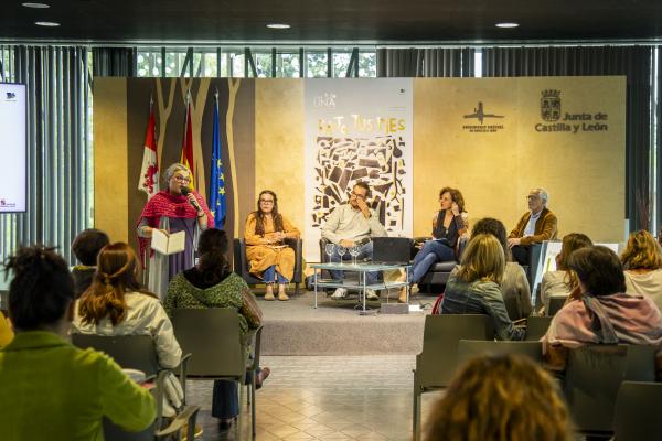 Mesa de conversación: Por debajo pasan cosas